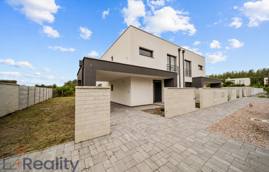 PLUS REALITY | Päťizbová moderná novostavba rodinného v obci Horné Saliby na predaj !
