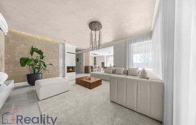 PLUS REALITY | REZERVOVANÉ | Luxusný päťizbový rodinný dom s veľkým pozemkom, dvojgarážou, fotovoltaikou a bazénom v obci Vrakúň na predaj !