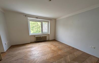 Na predaj priestranný 2-izbový tehlový byt na 1. poschodí – ihneď voľný!