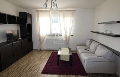 ZARIADENÝ 3-IZBOVÝ BYT S VLASTNÝM KÚRENÍM, KACHĽAMI, GARÁŽOU A LOGGIOU ZÁVODIE - REZERVOVANÉ