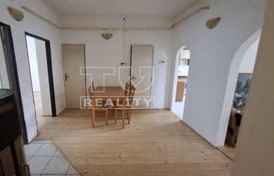 ZNÍŽENÁ CENA - Ponúkame na predaj 3 izbový byt s pocitom Rodinného domu, v obci Kamenica nad Cirochou.