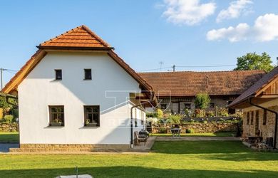 Rozprávková chata na Myjavských kopaniciach s veľkým pozemkom a hospodarskym domom