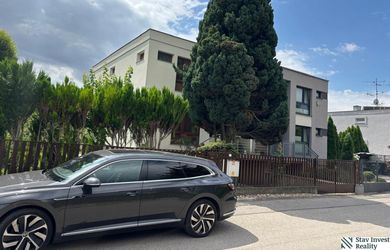 Priestranný dom na výbornej adrese v Senci, Žarnovova ul.