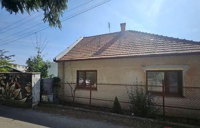 EXKLUZÍVNE NA PREDAJ 2-izbový rodinný dom v širšom centre Nitry s potencálom na súkromné a investičné využitie
