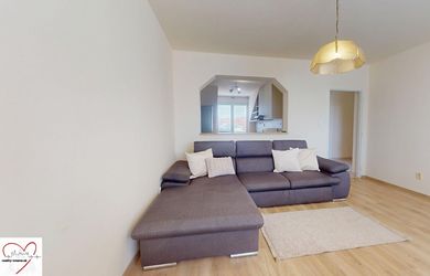 Na predaj 2 izbový byt s podkrovím, uzavreté parkovanie, Študentská
