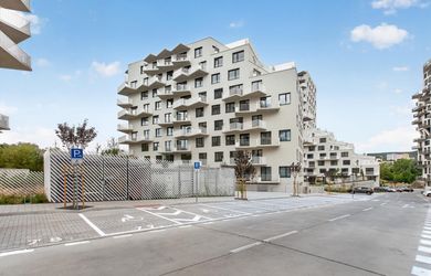 Čerešne Residence veľký 1,5 izbový apartmán s predzáhradkou spolu 85 m2, skolaudovaný.