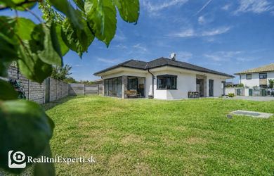 SLÁDKOVIČOVA, Miloslavov - Alž. Dvor, priestranný 4i dom, NOVOSTAVBA, ÚP 128 m2, 608 m2 pozemok, KRB, zimná záhrada