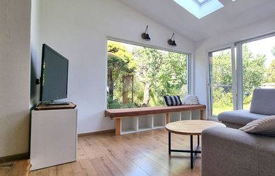 ÚTULNÝ  3i. RODINNÝ DOM S TERASOU, ZÁHRADOU 293 m2 A S DVOMA PARKOVACÍMI STÁTIAMI  HNEĎ PRI JAZERE / BRATISLAVA II.