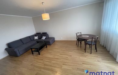 2 izbový byt, úžitková 48,18m2 z toho pivnica 2m2, Loggia má 4,86m2, po kompletnej rekonštrukcii na začiatku Petržalky, ul. Pečnianska