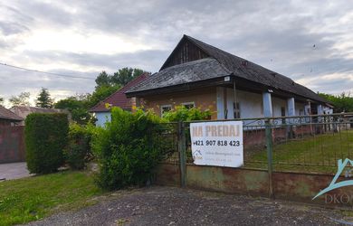 Starý kamenný RD v obci Opatovská Nová Ves, okr. V. Krtíš.