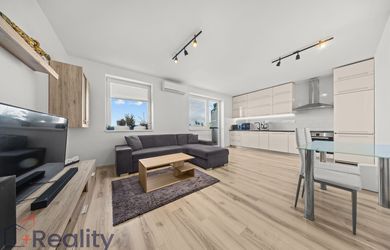 PLUS REALITY | REZERVOVANÉ | Moderný trojizbový byt s priestrannou terasou a parkovacím miestom v meste Dunajská Streda na predaj !