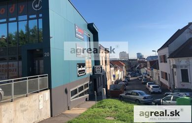 Kancelársko-obchodné priestory 100 m2 novostavba Smrečianska ulica, vrátane 4 parkovacích miest