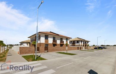 PLUS REALITY | Trojizbový byt s balkónom a parkovaním - Garden Town – Vinica v meste Dunajská Streda na prenájom !