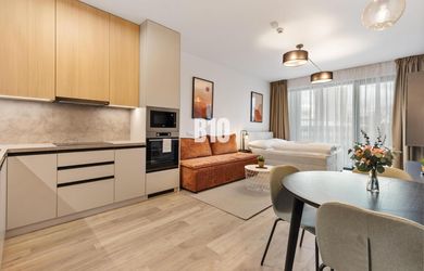 DOWNTOWN NA DOSAH – DIZAJNOVÝ 1-izbový apartmán s loggiou a výhľadom na Prístavnej