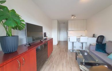 Zariadený APARTMÁNTOVÝ byt s loggiou a klimatizáciou pri OC Centrál, 4/7 p., výborná lokalita, Miletičova 5. Voľný od 01.10.2026.