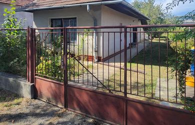 EXKLUZÍVNE U NÁS, zachovalý rodinný dom v bočnej ulici na 5,7á pozemku