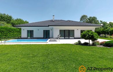 AZ PROPERTY* ponúkam na prenájom priestranný bungalov s bazénom a dokonale upravenou záhradou