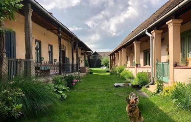 Dva domy, monumentálna stodola a priľahlé budovy - jedno výnimočné miesto.